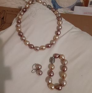 Faux pearl necklace, bracelet  and earrings.